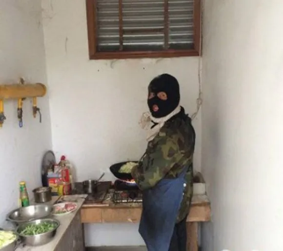 Kocak Abis, 11+ Foto Cowok Memasak ini Memang Bikin Greget. Takut Banget Kena Minyak Panas, Bang? 19