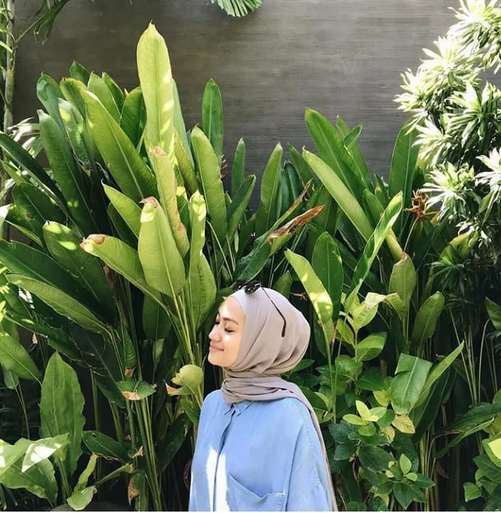 13+ Inspirasi Busana Hijab Simpel Minimalis Ala Ayudia Bing Slamet. Cocok Buatmu yang Anti Ribet 18
