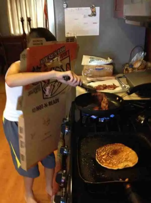 Kocak Abis, 11+ Foto Cowok Memasak ini Memang Bikin Greget. Takut Banget Kena Minyak Panas, Bang? 22