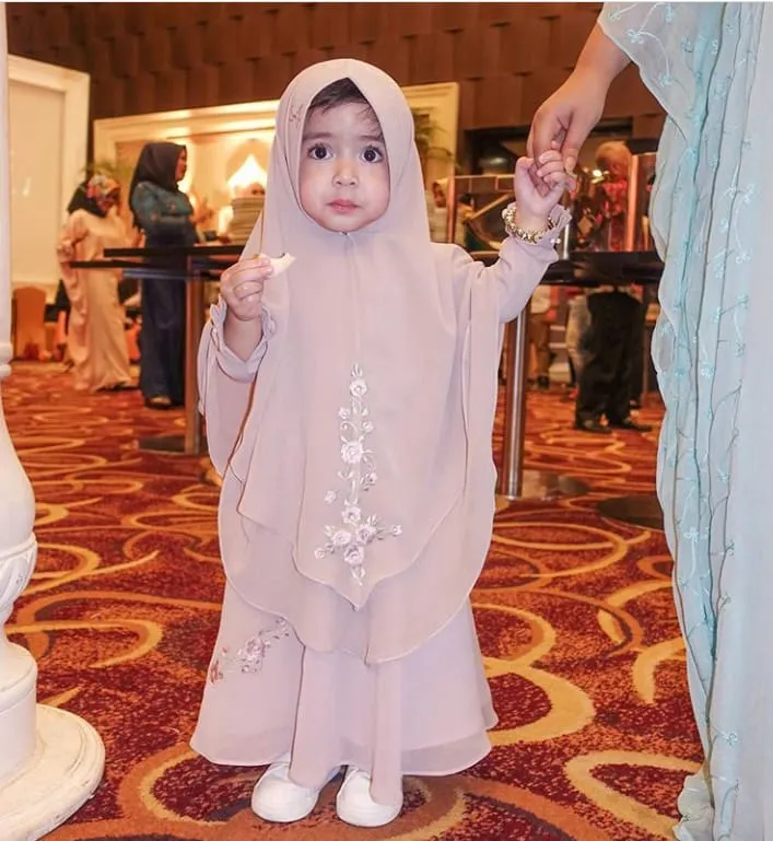 9+ Ide Gamis Balita Nuansa Islami yang Menggemaskan untuk Lebaran. Nggak Heran Kalau Makin Sayang 16