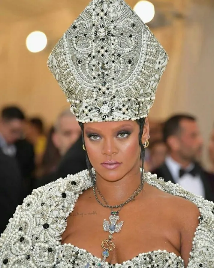 10 Hiasan Rambut Terfenomenal di Ajang Bergengsi Met Gala 2018. Yang Mana Nih, Favoritmu? 15