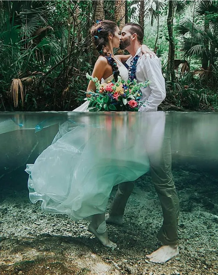 10+ Inspirasi Foto Pre-Wedding Cantik nan Artistik di Bawah Air. Susah, Tapi Hasilnya Bikin Puas 22