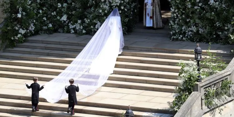 6 Fakta Menarik Seputar Fesyen dan Gaya Memukau Meghan Markle di Hari Pernikahannya yang Penuh Haru 8