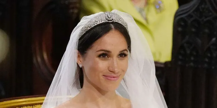 6 Fakta Menarik Seputar Fesyen dan Gaya Memukau Meghan Markle di Hari Pernikahannya yang Penuh Haru 12