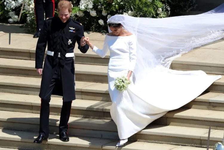 6 Fakta Menarik Seputar Fesyen dan Gaya Memukau Meghan Markle di Hari Pernikahannya yang Penuh Haru 11