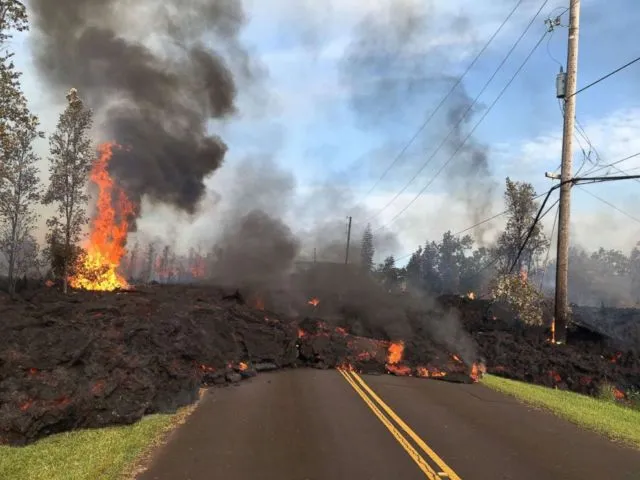 10+ Potret Mengerikan Erupsi Lava di Hawaii. Bayangin Kalau di Kompleks Rumahmu Terjadi Kayak Begini 18