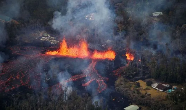 10+ Potret Mengerikan Erupsi Lava di Hawaii. Bayangin Kalau di Kompleks Rumahmu Terjadi Kayak Begini 19