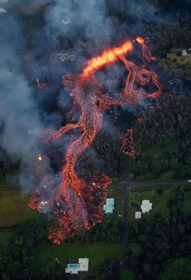 10+ Potret Mengerikan Erupsi Lava di Hawaii. Bayangin Kalau di Kompleks Rumahmu Terjadi Kayak Begini 11