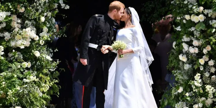 6 Fakta Menarik Seputar Fesyen dan Gaya Memukau Meghan Markle di Hari Pernikahannya yang Penuh Haru 10