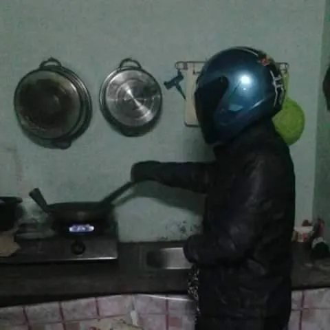 Kocak Abis, 11+ Foto Cowok Memasak ini Memang Bikin Greget. Takut Banget Kena Minyak Panas, Bang? 20
