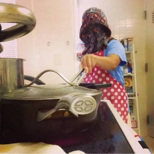 Kocak Abis, 11+ Foto Cowok Memasak ini Memang Bikin Greget. Takut Banget Kena Minyak Panas, Bang? 18