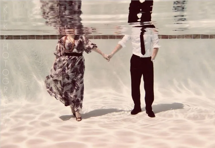 10+ Inspirasi Foto Pre-Wedding Cantik nan Artistik di Bawah Air. Susah, Tapi Hasilnya Bikin Puas 21