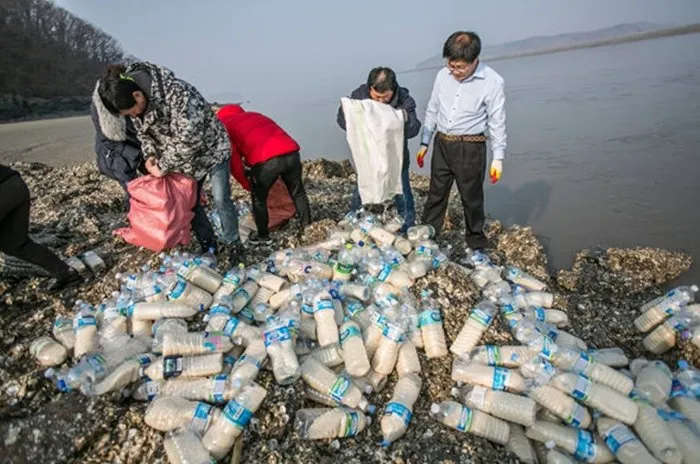 Bukan Kode Rahasia atau Alat Canggih, Begini Cara Kirim Pesan ke Korea Utara. Pakai Botol Plastik! 6