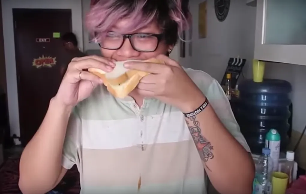 Dapatkan 400k Subscriber, Youtuber ini Makan Rambut Kemaluannya. Kebanyakan Micin Atau Gimana sih? 10