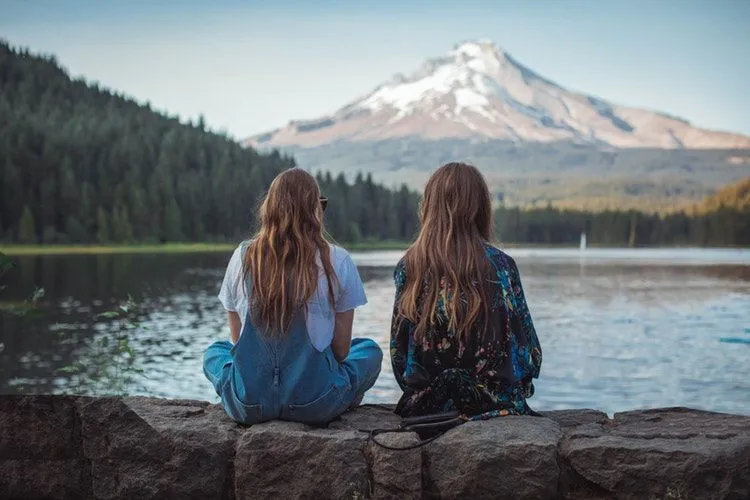 8 Momen Sosok Saudara Perempuan Jadi Orang Pertama, Meskipun Cowokmu Selalu Berusaha Ada 15