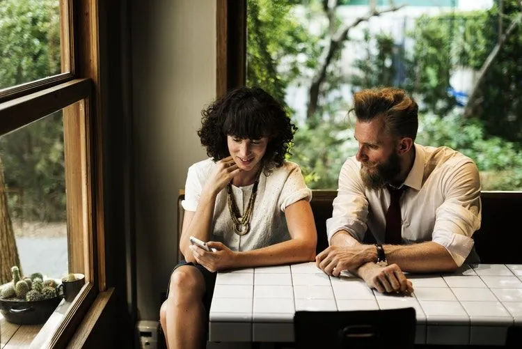 10 Sinyal Tipis Pasangan Punya Hubungan Rahasia dengan Rekan Sekantor. Waspada Lebih Dini Nih 11