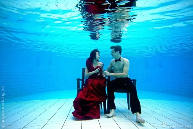 10+ Inspirasi Foto Pre-Wedding Cantik nan Artistik di Bawah Air. Susah, Tapi Hasilnya Bikin Puas 12