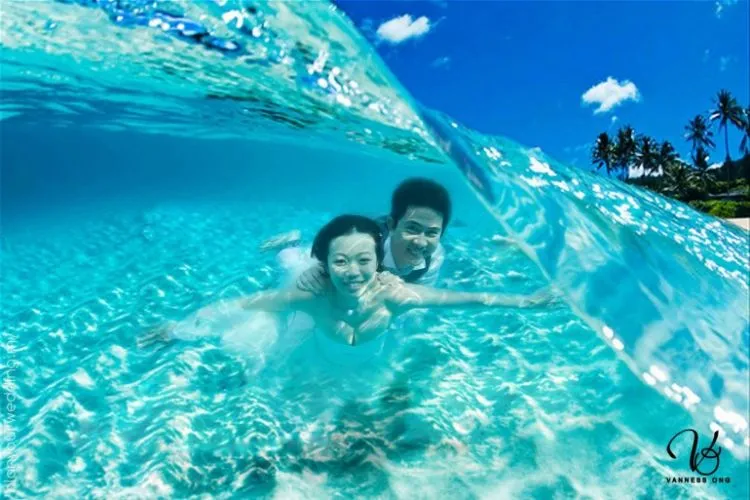 10+ Inspirasi Foto Pre-Wedding Cantik nan Artistik di Bawah Air. Susah, Tapi Hasilnya Bikin Puas 15