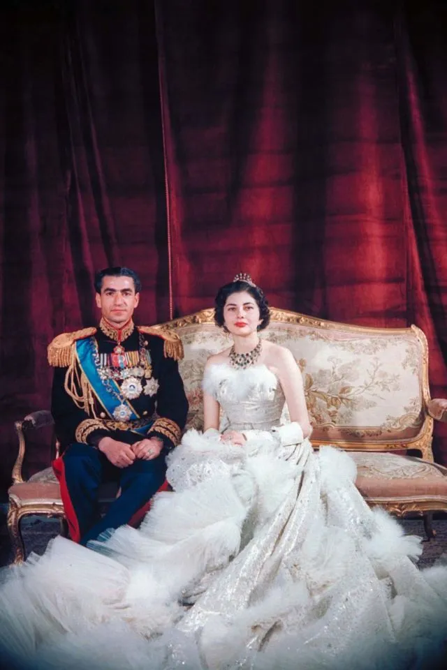 19 Gaun Royal Wedding Ter-Ikonik dari Seluruh Dunia. Jadi Nggak Sabar Lihat Punya Meghan Markle~ 28