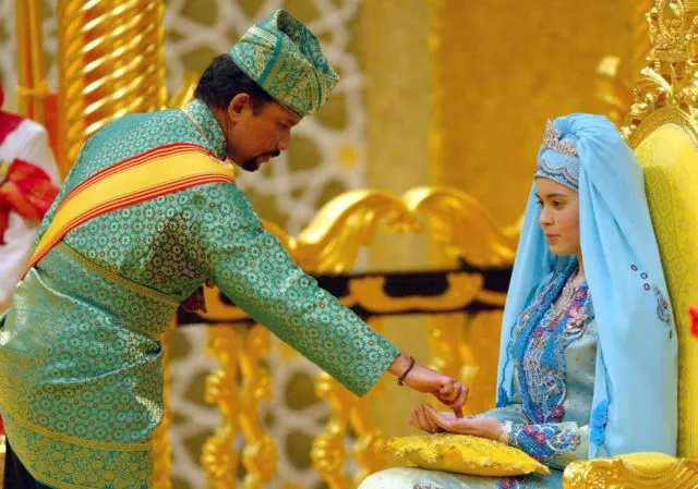 19 Gaun Royal Wedding Ter-Ikonik dari Seluruh Dunia. Jadi Nggak Sabar Lihat Punya Meghan Markle~ 35