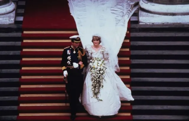 19 Gaun Royal Wedding Ter-Ikonik dari Seluruh Dunia. Jadi Nggak Sabar Lihat Punya Meghan Markle~ 20