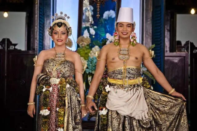 19 Gaun Royal Wedding Ter-Ikonik dari Seluruh Dunia. Jadi Nggak Sabar Lihat Punya Meghan Markle~ 38