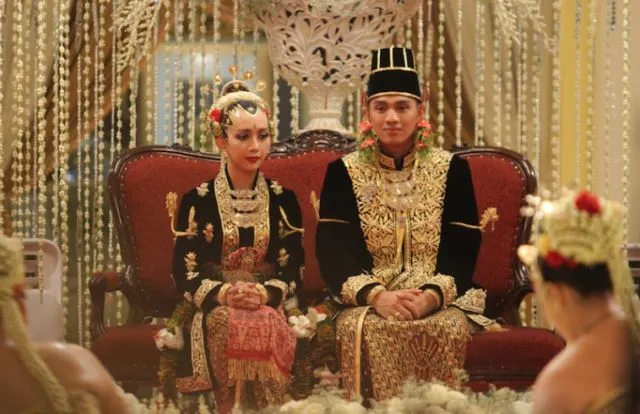 19 Gaun Royal Wedding Ter-Ikonik dari Seluruh Dunia. Jadi Nggak Sabar Lihat Punya Meghan Markle~ 37