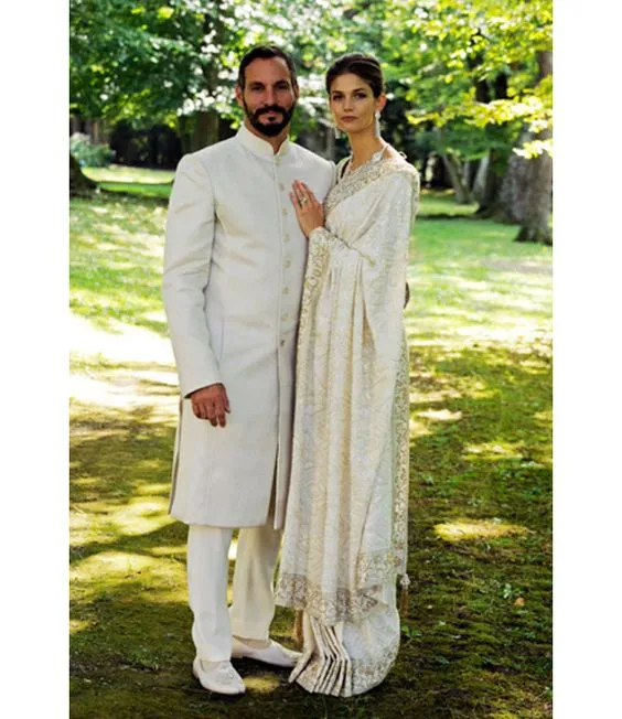 19 Gaun Royal Wedding Ter-Ikonik dari Seluruh Dunia. Jadi Nggak Sabar Lihat Punya Meghan Markle~ 33