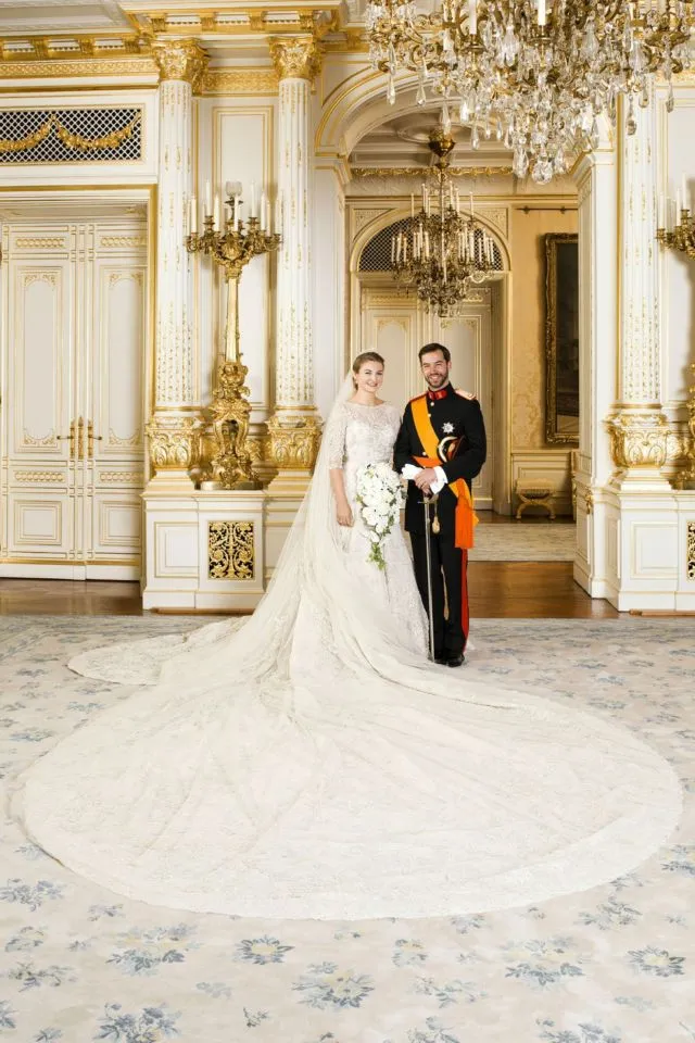 19 Gaun Royal Wedding Ter-Ikonik dari Seluruh Dunia. Jadi Nggak Sabar Lihat Punya Meghan Markle~ 31