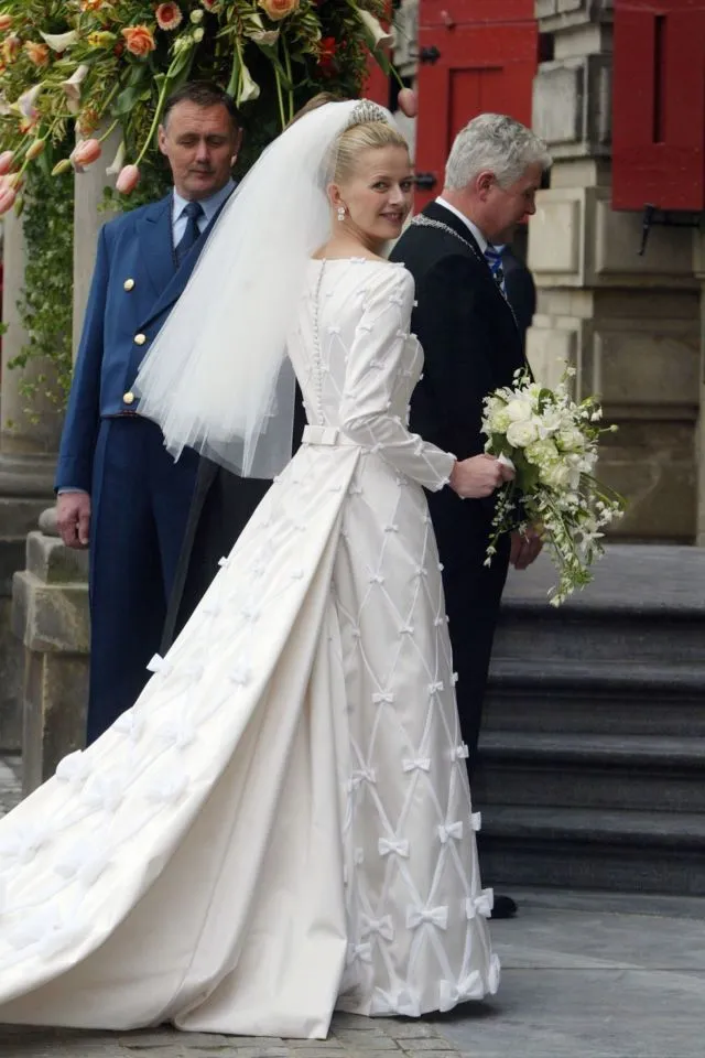 19 Gaun Royal Wedding Ter-Ikonik dari Seluruh Dunia. Jadi Nggak Sabar Lihat Punya Meghan Markle~ 25