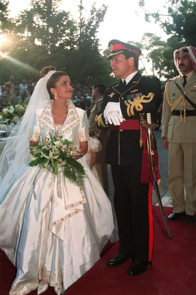 19 Gaun Royal Wedding Ter-Ikonik dari Seluruh Dunia. Jadi Nggak Sabar Lihat Punya Meghan Markle~ 24