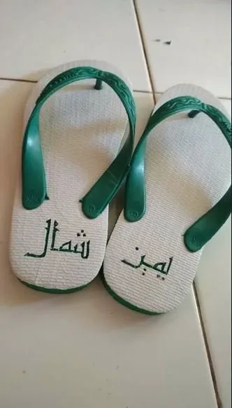 Dikira Ayat Alquran, Sandal Jepit dengan Aksara Arab ini Dikecam Warganet. Udah Ngegas, Eh Salah~ 4