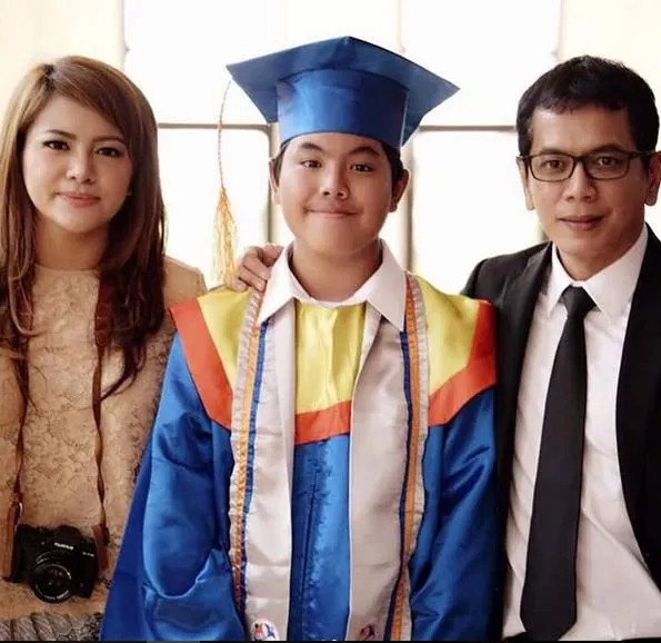 Salut! Meski Sudah Bercerai, 9 Mantan Pasangan Artis ini Tetap Hadir Bersama di Acara Wisuda sang Anak 18