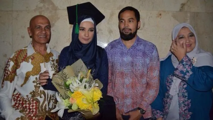 Salut! Meski Sudah Bercerai, 9 Mantan Pasangan Artis ini Tetap Hadir Bersama di Acara Wisuda sang Anak 17