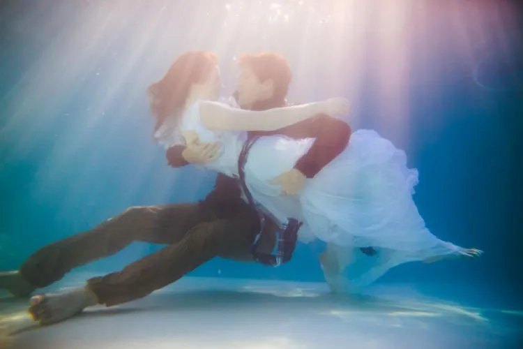 10+ Inspirasi Foto Pre-Wedding Cantik nan Artistik di Bawah Air. Susah, Tapi Hasilnya Bikin Puas 14