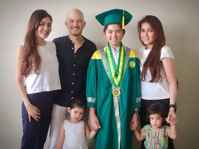 Salut! Meski Sudah Bercerai, 9 Mantan Pasangan Artis ini Tetap Hadir Bersama di Acara Wisuda sang Anak 15