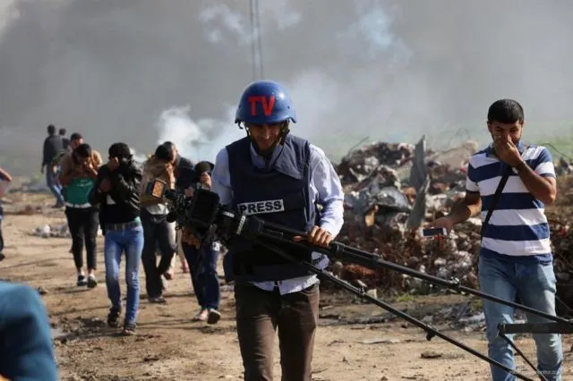 10 Potret Kehidupan Wartawan Perang yang Super Berbahaya. Demi Foto, Nyawa Juga Jadi Taruhan 15