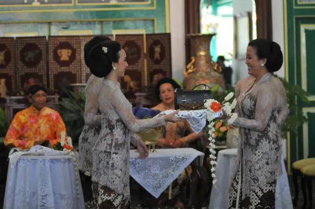 Suasana Haru dalam Upacara Langkahan, Ketika Sang Adik Meminta Restu untuk Menikah Duluan 6