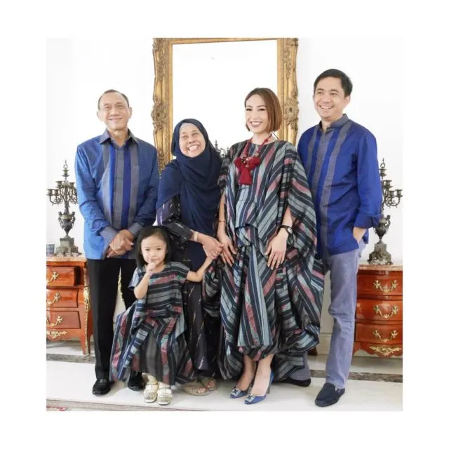 12 Baju Lebaran Keluarga Selebritas Ini Bisa Disontek Modelnya. Makin Kompak Pas Foto Bersama 20