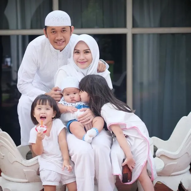 12 Baju Lebaran Keluarga Selebritas Ini Bisa Disontek Modelnya. Makin Kompak Pas Foto Bersama 13