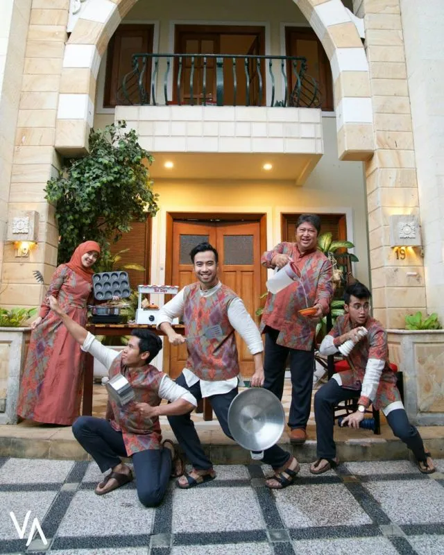 12 Baju Lebaran Keluarga Selebritas Ini Bisa Disontek Modelnya. Makin Kompak Pas Foto Bersama 18