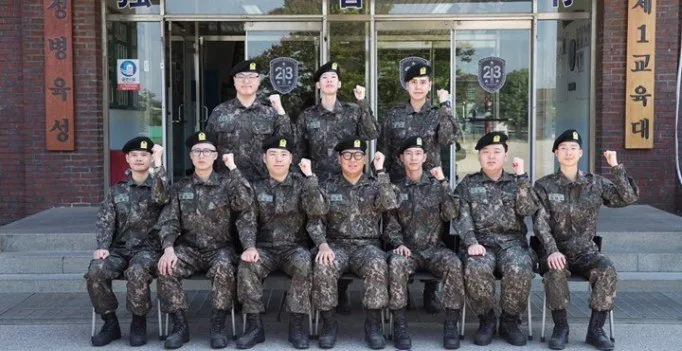 16 Foto Oppa Korea yang Lagi Wamil ini Bisa Bikin Cewek Lupa Kedip. Lucunya Nggak Wajar Banget, Duh~ 20