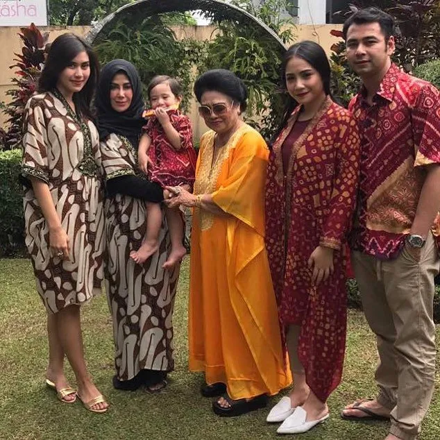 12 Baju Lebaran Keluarga Selebritas Ini Bisa Disontek Modelnya. Makin Kompak Pas Foto Bersama 16