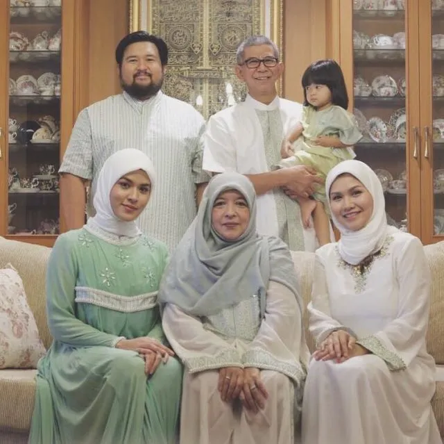 12 Baju Lebaran Keluarga Selebritas Ini Bisa Disontek Modelnya. Makin Kompak Pas Foto Bersama 24