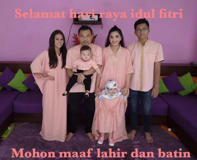 12 Baju Lebaran Keluarga Selebritas Ini Bisa Disontek Modelnya. Makin Kompak Pas Foto Bersama 19