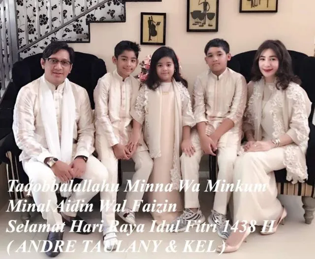 12 Baju Lebaran Keluarga Selebritas Ini Bisa Disontek Modelnya. Makin Kompak Pas Foto Bersama 23