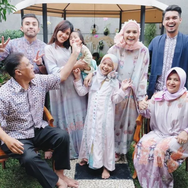12 Baju Lebaran Keluarga Selebritas Ini Bisa Disontek Modelnya. Makin Kompak Pas Foto Bersama 17