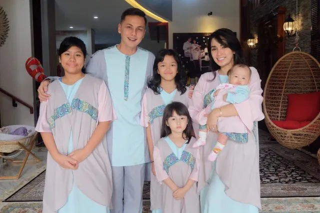 12 Baju Lebaran Keluarga Selebritas Ini Bisa Disontek Modelnya. Makin Kompak Pas Foto Bersama 22