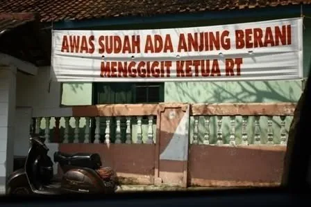 Saking Kreatifnya, 14 Spanduk Peringatan ini Pasti Bikin Kamu Otomatis Taat Aturan. Masih Mau Bandel? 23