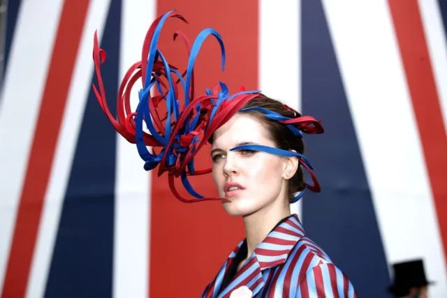 Deretan Topi Paling Spektakuler di Acara Royal Ascot 2018, Tradisi Pacu Kuda Megah Kerajaan Inggris 24